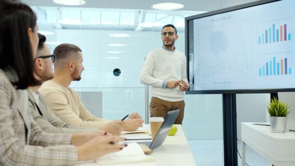 Como medir ROI em marketing digital: métricas essenciais para PMEs