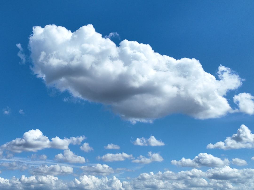 Hospedagem de site: cloud vs compartilhada para PMEs em 2026